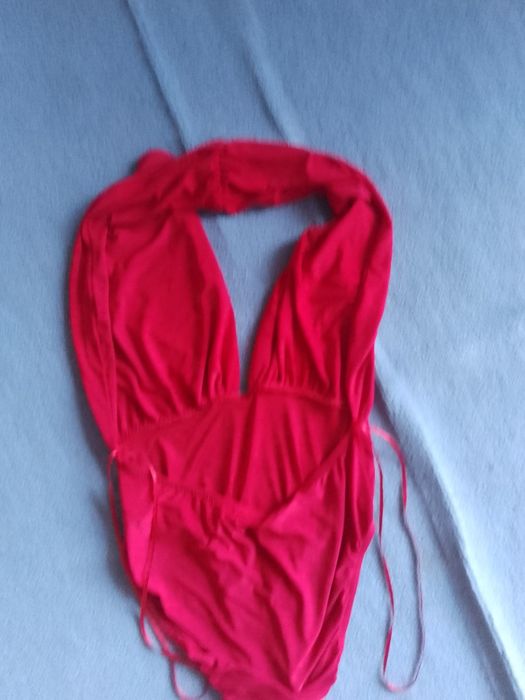 Красный купальник