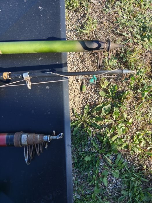 Zestaw 3 wędek z kołowrotkami najdłuższa 4,50m, plus 1 kołowrotek