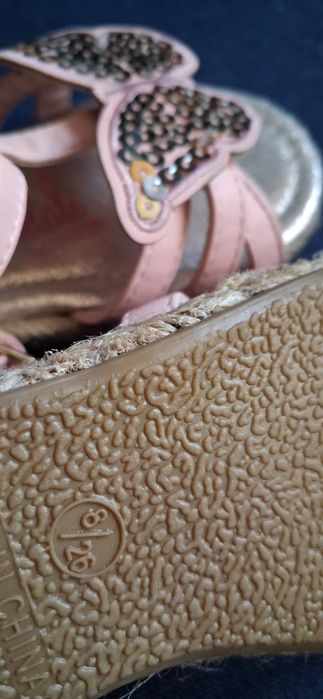 Bardzo ładne,nowe dziewczęce sandałki rozmiar 26.