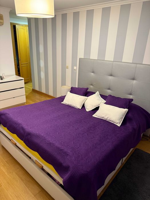 Cama King Size com cabeceira e colchão bom estado