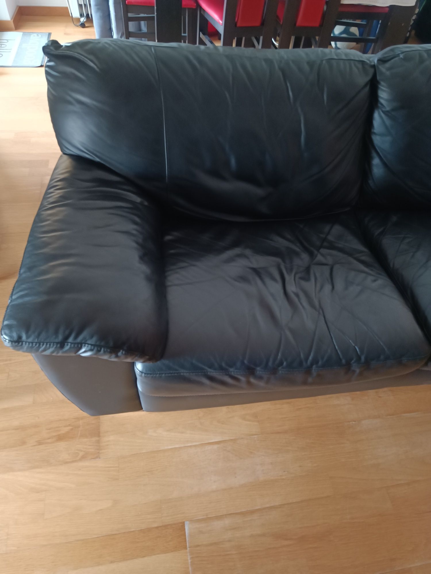 Sofá 3 lugares em pele IKEA modelo Vreta