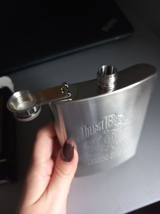 Nowa piersiówka z opakowaniem