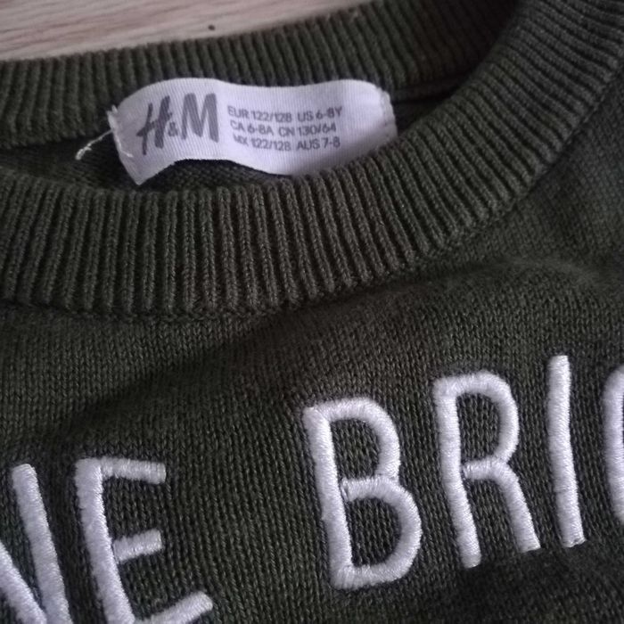 Sweterek chłopięcy H&M z hologramowym dinozaurem r. 122/128