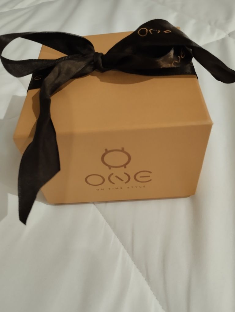 Relógio One original com brilhantes. Ótimo estado
