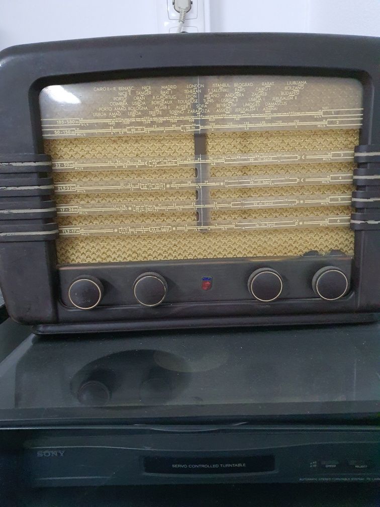 Radio antigo Philips de válvulas