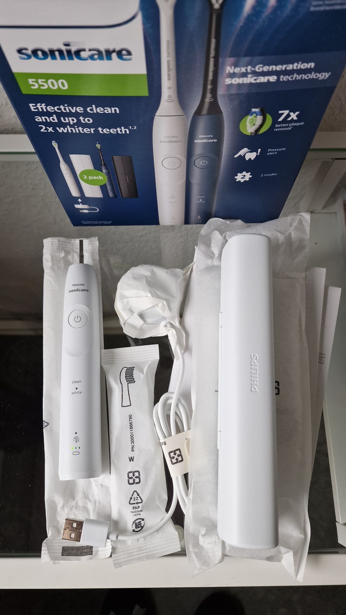 Нова звуковая зубная щітка Филипс Sonicare 5500