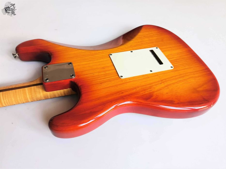 Fender Custom Shop Deluxe Ash Stratocaster® '2009 Aged Cherry Sunburst