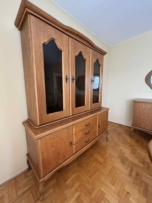 Witryna z przeszklonymi półkami