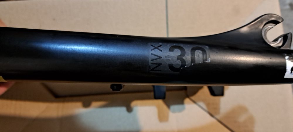 Amortyzator Suntour NVX pod koło 29 cali, używany