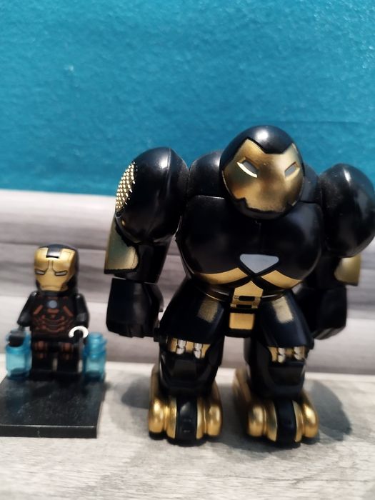 Figurka z kloców Iron Man i Hulkbuster