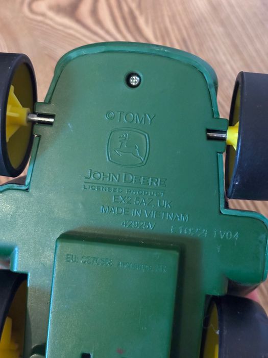 Інерційна іграшка John Deere Трактор Джонні Tomy 15 см