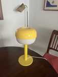 candeeiro de mesa amarelo IKEA