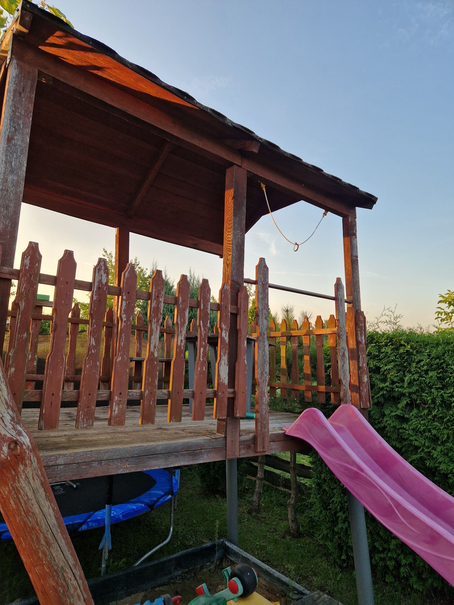 Plac zabaw domek na drzewie