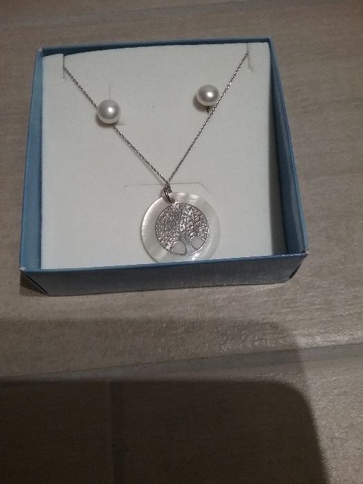 Conjunto novo de ourivesaria, prata e pérola (brincos, fio e pendente)