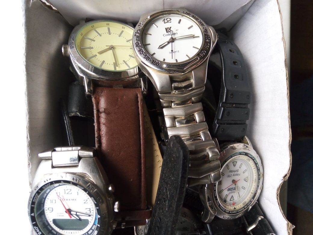 Pudełko pełne zegarków