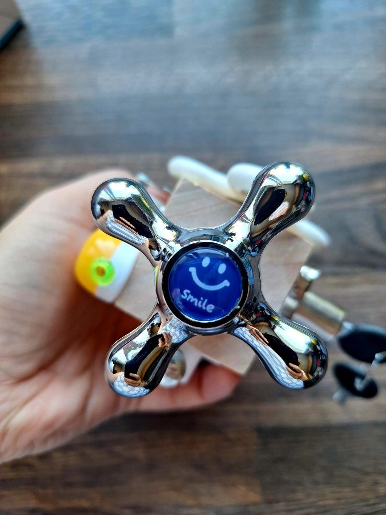 Drewniana kostka manipulacyjna spinner zamek z kluczami montessori