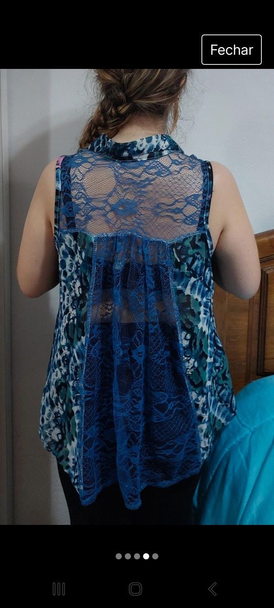 Blusa padrão azul com detalhe renda azul tamanho M / L