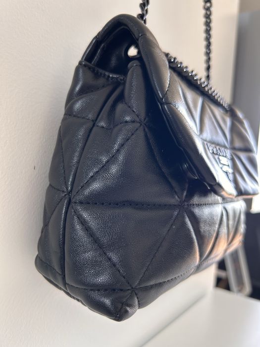 Carteira Prada muito bonita usada 2 vezes, preta e com alça regulavel.