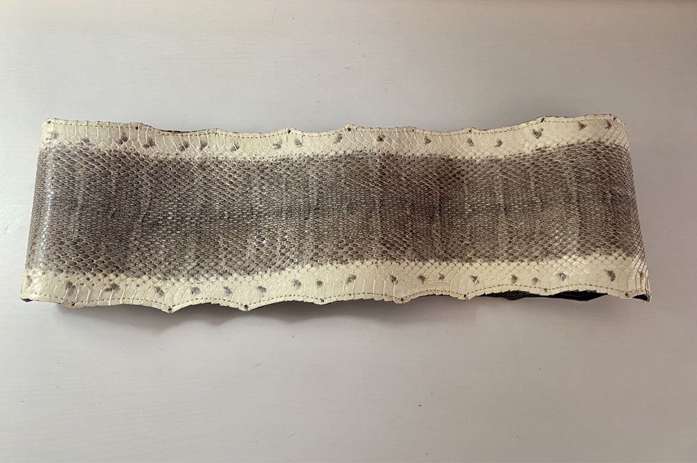 Cinto em pele de cobra. Novo