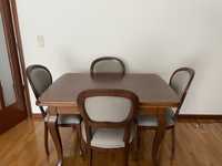 Mesa de sala de jantar extensivel e oito cadeiras em madeura maciça