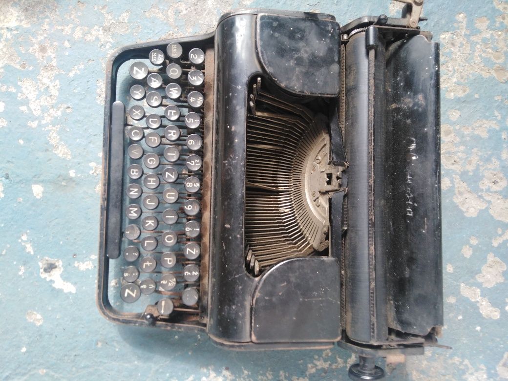 Tanio sprzedam starą maszynę do pisania.