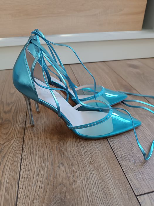 Błękitne szpilki ze sznurkiem