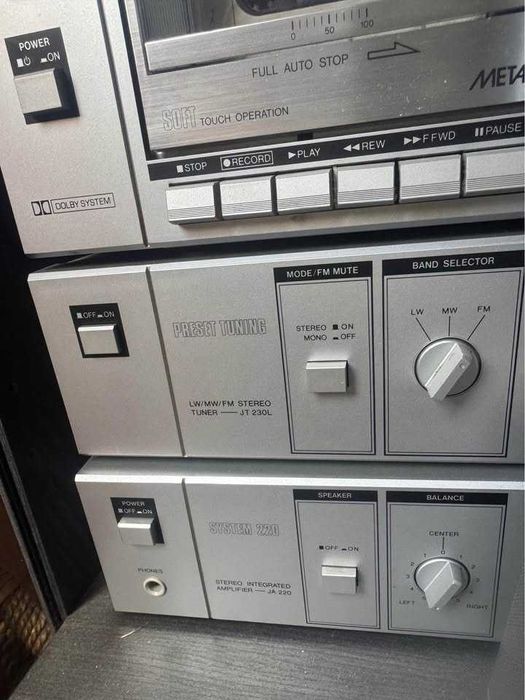 Aparelhagem da marca sanyo, com duas
colunas.