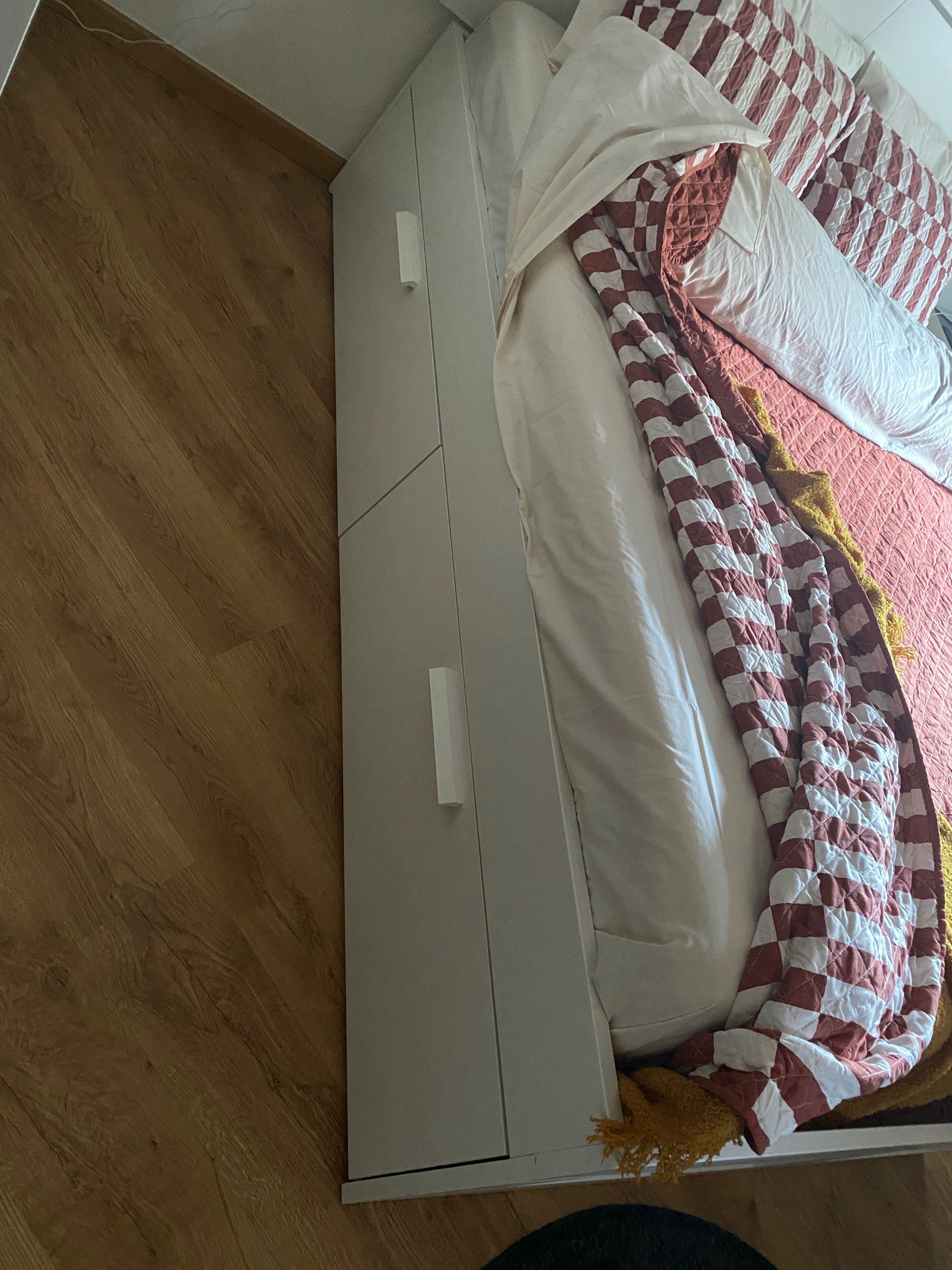 Cama com cabeceira