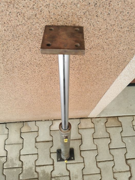 Siłownik hydrauliczny dwustronnego działania do prasy łuparki podpory