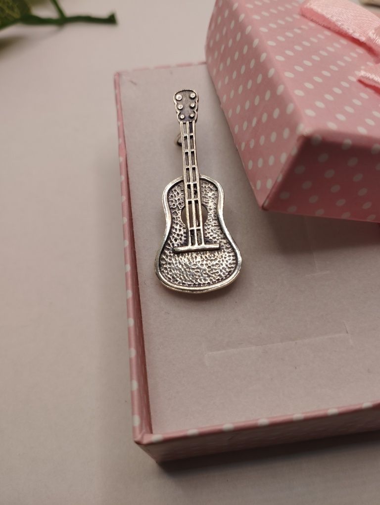 Srebrna broszka, gitara, próba 925