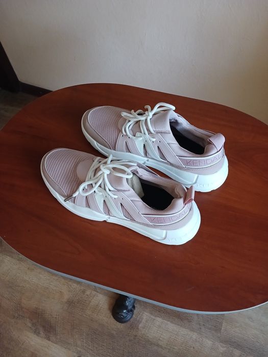 Кроссовки женские Kendall + Kylie р.38 весна - лето.