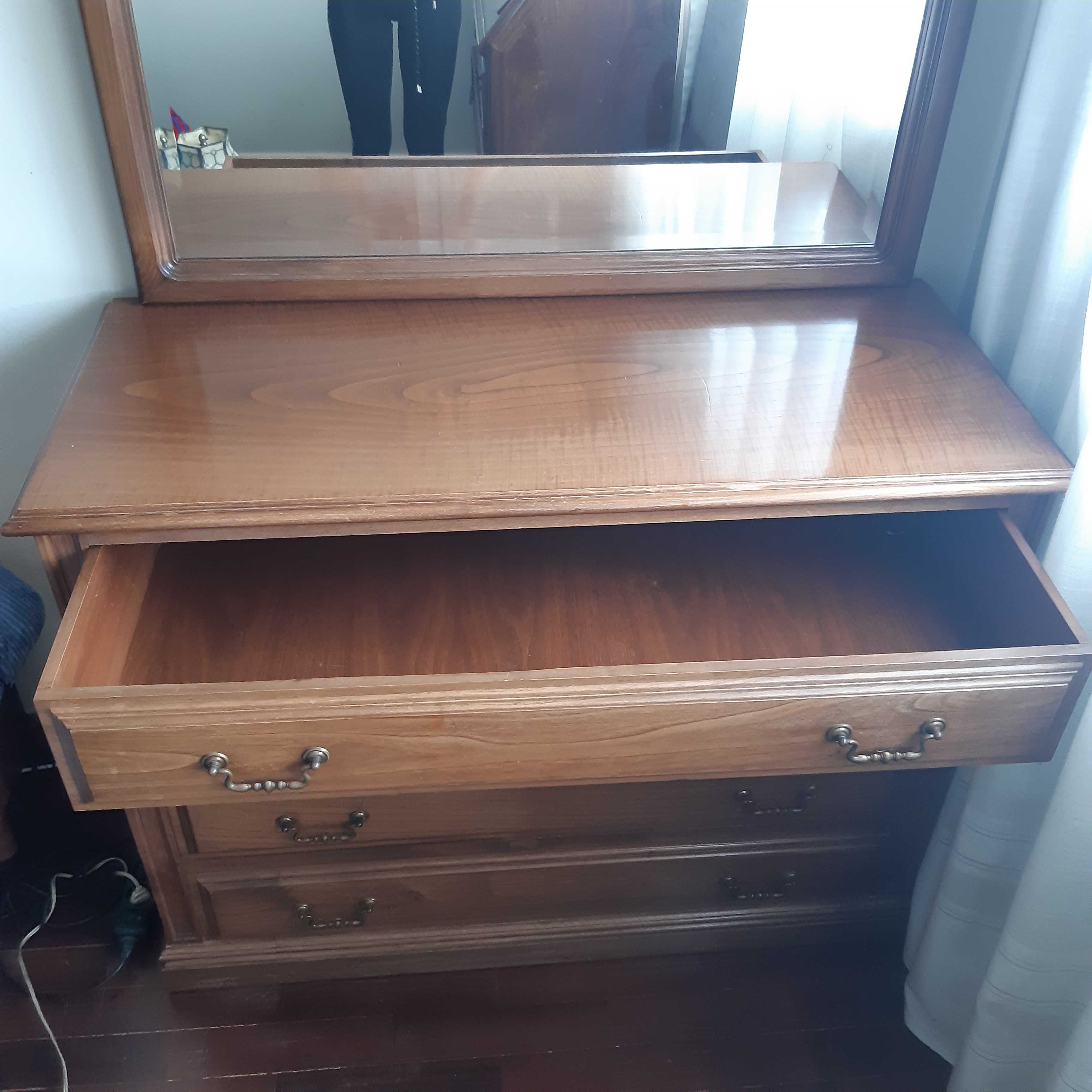 Cómoda de quarto com espelho