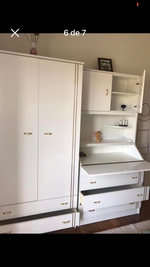 Quarto de solteiro completo com cama, armário e escrivaninha