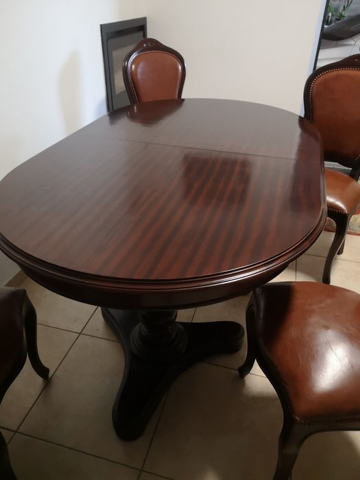 Vendo mesa de sala totalmente em mogno.. Sem Marca de uso.. Como nova.