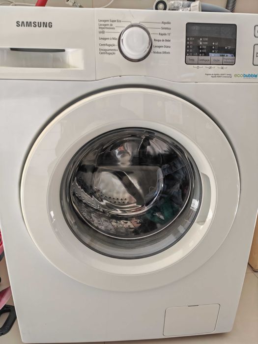 Máquina de lavar roupa Samsung a funcionar sem qualquer problema