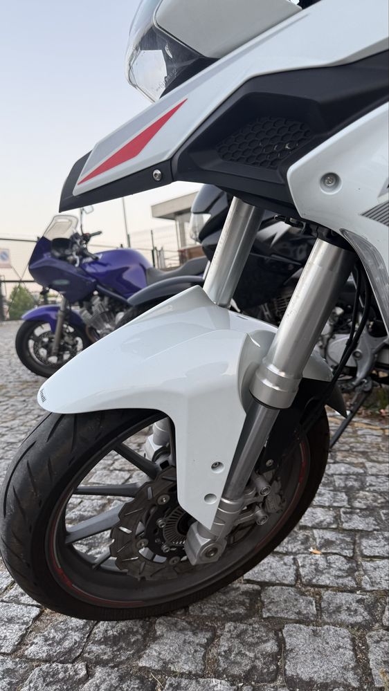 Moto TRK Benneli 250