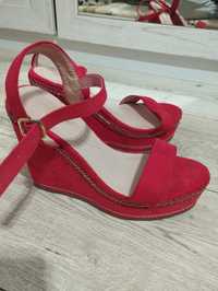 Sandały czerwone na koturnie