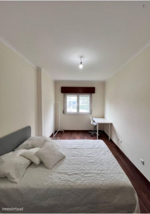 760067 - Quarto com cama de casal em...