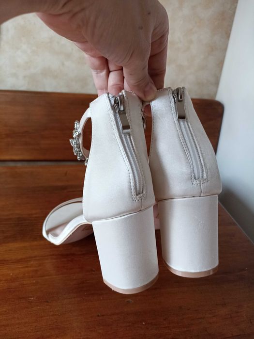 Білі весільні сатинові босоніжки з камінням на підборах 42 розмір 27см
