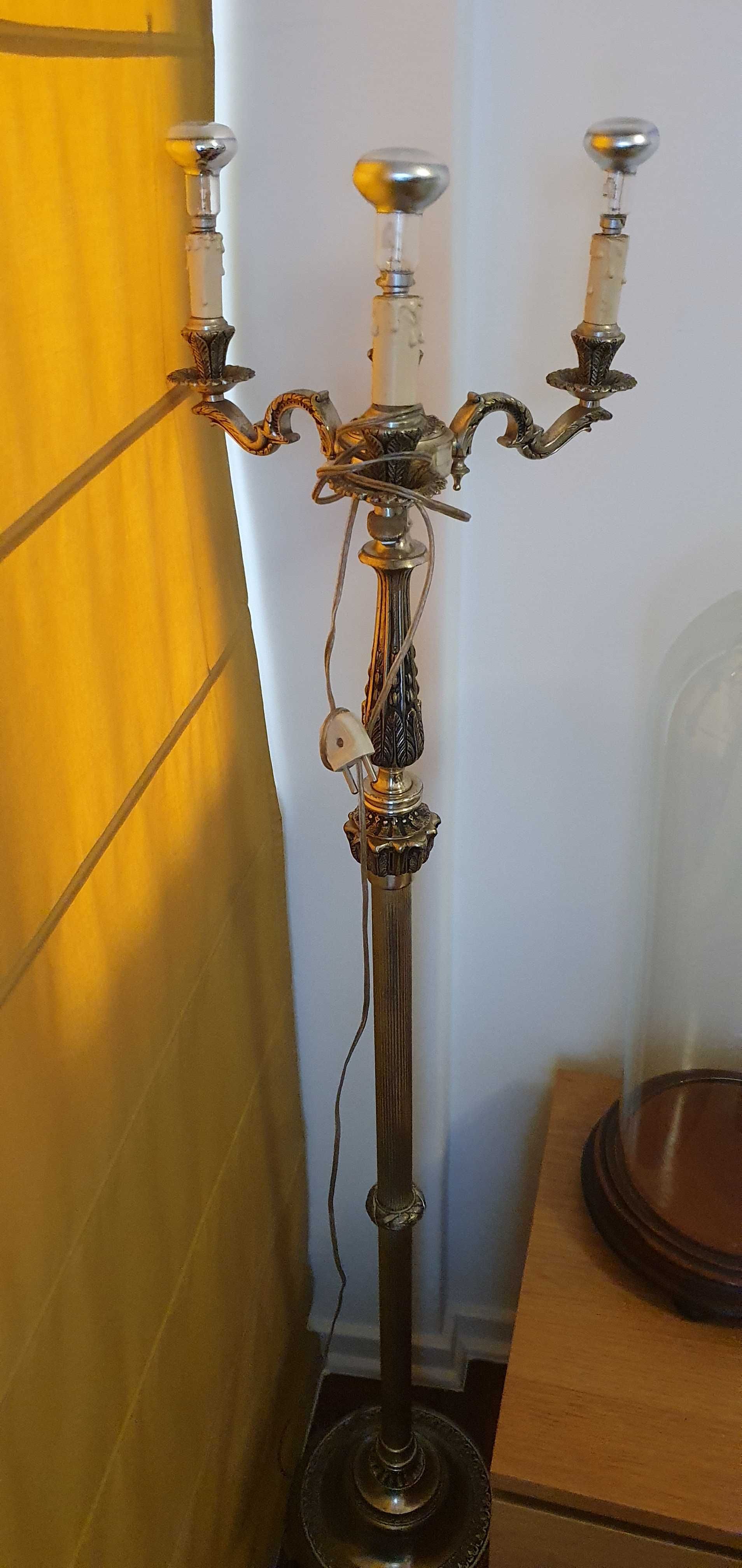 Candelabros altos em casquinha - banho de prata.