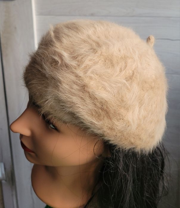 Śliczny beret włochaty beżowy