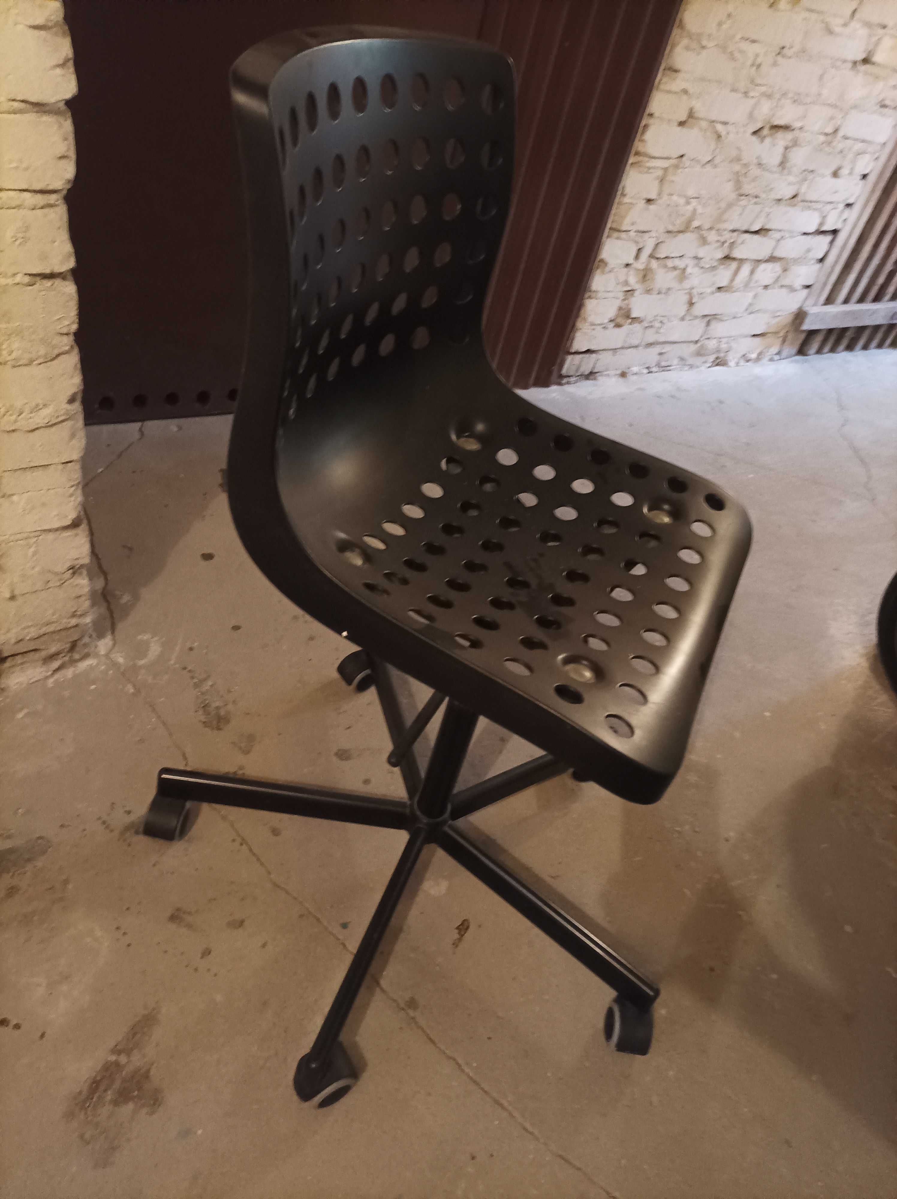 Krzesło obrotowe czarne