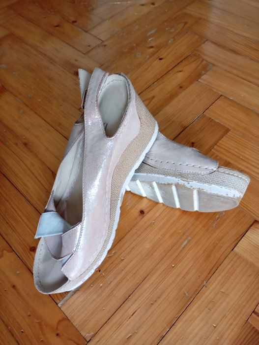 Sandały na koturnie 39