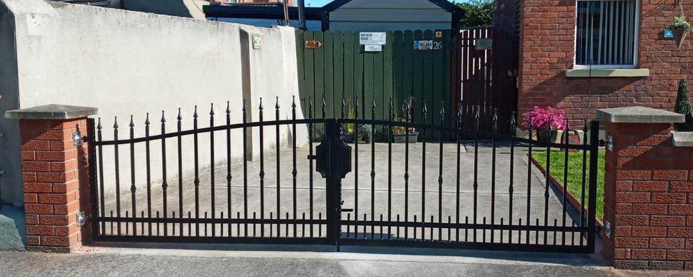 Elegancka prostota brama 4 m +  1 m furtka