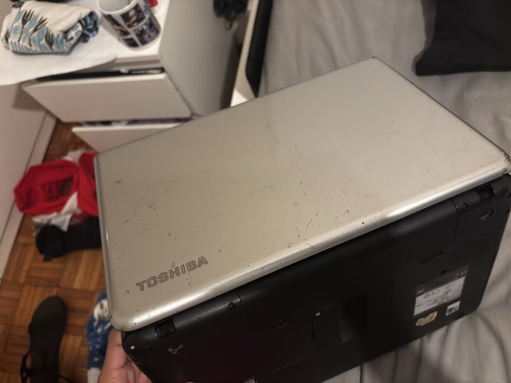 Computador Toshiba dos antigos, despacho