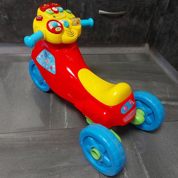 Jezdzik małego cyklisty. Interaktywny motor