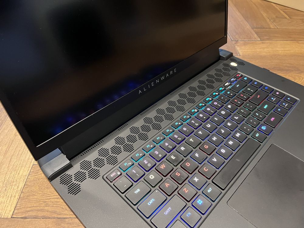 Alienware M17 R5 Ryzen 7/16gb ram/RTX3070Ti