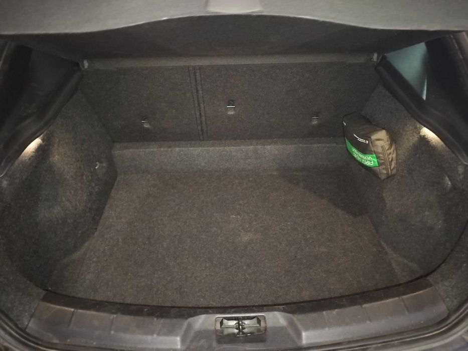 VOLVO V40 T3  2013 r. 1.6 benzyna,150 KM w pakiecie R-DESIGN - krajowe