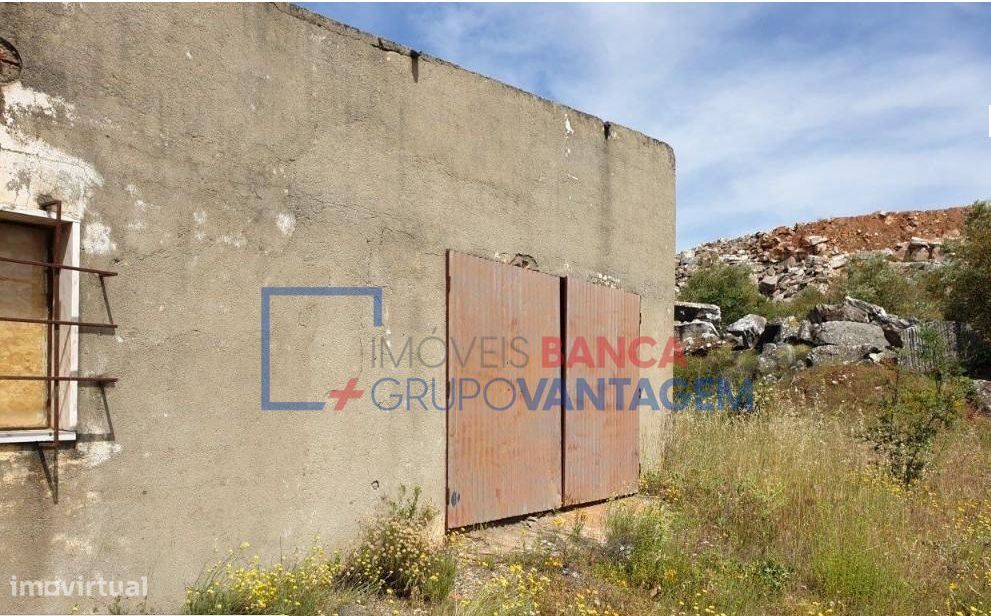 Armazém industrial em lote de terreno urbano com 6.939m², localizad...