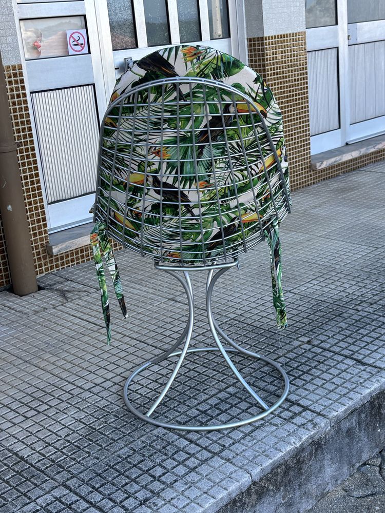 Cadeira em estrotura de ferro com almofada colorida
